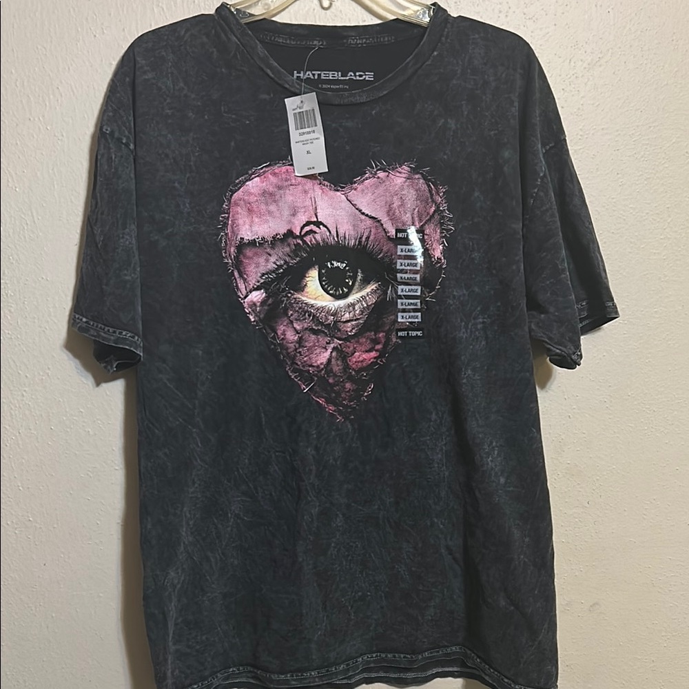 Hot Topic Black and Pink Short Sleeve Tee